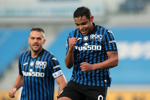  BERGAMO, ITALY - FEBRUARY 06: Luis Muriel of Atalanta B.C. celebrates after scoring his team's third goal during the Serie A match between Atalanta BC and Torino FC at Gewiss Stadium on February 06, 2021 in Bergamo, Italy. Sporting stadiums around Italy remain under strict restrictions due to the Coronavirus Pandemic as Government social distancing laws prohibit fans inside venues resulting in games being played behind closed doors. (Photo by Emilio Andreoli/Getty Images) 