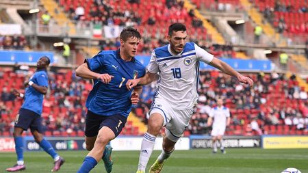 TRIESTE, ITALY - MARCH 29: Lorenzo Colombo of Italy U21 competes for the ball with Adrian Leon Barisic of Bosnia and Herzegovina U21 during the UEFA European Under-21 Championship Qualifier match between Italy U21 and Bosnia and Herzegovina U21 at Stadio Nereo Rocco on March 29, 2022 in Trieste, Italy. (Photo by Alessandro Sabattini/Getty Images)