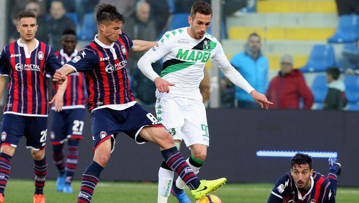 Lorenzo Crisetig of Crotone competes for the ball with Simone Missiroli of Sassuolo during the Serie A match between FC Crotone and US Sassuolo at Stadio Comunale Ezio Scida on March 5, 2017 in Crotone, Italy. 