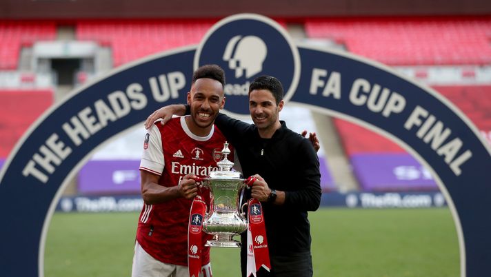 LONDON, ENGLAND - AUGUST 01: Pierre-Emerick Aubameyang of Arsenal poses with Mikel Arteta, Manager of Arsenal and the FA Cup Trophy after their teams victory in the Heads Up FA Cup Final match between Arsenal and Chelsea at Wembley Stadium on August 01, 2020 in London, England. Football Stadiums around Europe remain empty due to the Coronavirus Pandemic as Government social distancing laws prohibit fans inside venues resulting in all fixtures being played behind closed doors. (Photo by Catherine Ivill/Getty Images) Aubameyang, che attacco ad Arteta! “Non sa gestire i grandi nomi, gli servono giovani che non dicano nulla…” - immagine 1