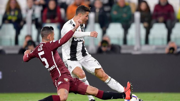 TURIN, ITALY - MAY 03: Cristiano Ronaldo of Juventus competes for the ball with Armando Izzo of Torino FC during the Serie A match between Juventus and Torino FC on May 3, 2019 in Turin, Italy.  (Photo by Daniele Badolato - Juventus FC/Juventus FC via Getty Images) 