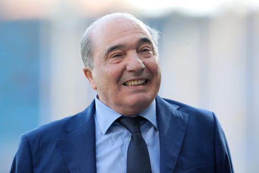 BERGAMO, ITALY - OCTOBER 02: Rocco Benito Commisso, President of ACF Fiorentina looks on ahead of the Serie A match between Atalanta BC and ACF Fiorentina at Gewiss Stadium on October 02, 2022 in Bergamo, Italy. (Photo by Emilio Andreoli/Getty Images) L’interista Amadeus: “Commisso avrebbe dovuto reinvestire i soldi di Vlahovic”- immagine 2