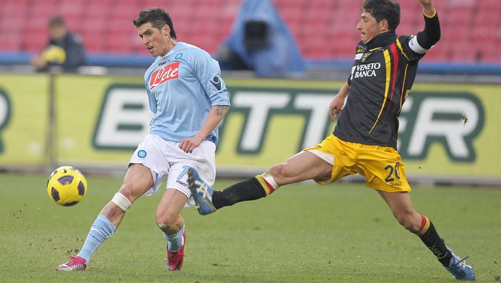 NAPLES, ITALY - DECEMBER 19: Jose Sosa of SSC Napoli (L) battles for the ball with Giuseppe Vives of Lecce during the Serie A match between Napoli and Lecce at Stadio San Paolo on December 19, 2010 in Naples, Italy. (Photo by Gabriele Maltinti/Getty Images) Vives avverte il Napoli: “Lecce la più attrezzata tra le neopromosse!” - immagine 1