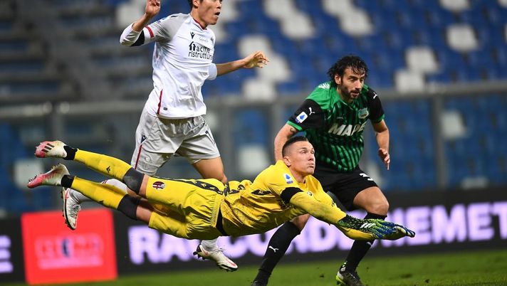REGGIO NELL'EMILIA, ITALY - FEBRUARY 20: Lukas skorupski of Bologna FC jump for the ball during the Serie A match between US Sassuolo and Bologna FC at Mapei Stadium - Città del Tricolore on February 20, 2021 in Reggio nell'Emilia, Italy. Sporting stadiums around Italy remain under strict restrictions due to the Coronavirus Pandemic as Government social distancing laws prohibit fans inside venues resulting in games being played behind closed doors. (Photo by Alessandro Sabattini/Getty Images) REGGIO NELL'EMILIA, ITALY - FEBRUARY 20: Lukas skorupski of Bologna FC jump for the ball during the Serie A match between US Sassuolo and Bologna FC at Mapei Stadium - Città del Tricolore on February 20, 2021 in Reggio nell'Emilia, Italy. Sporting stadiums around Italy remain under strict restrictions due to the Coronavirus Pandemic as Government social distancing laws prohibit fans inside venues resulting in games being played behind closed doors. (Photo by Alessandro Sabattini/Getty Images)