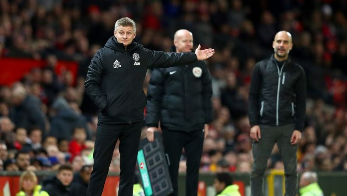 MANCHESTER, ENGLAND - JANUARY 07: Ole Gunnar Solskjaer, Manager of Manchester United gives his team instructions as Pep Guardiola, Manager of Manchester City reacts during the Carabao Cup Semi Final match between Manchester United and Manchester City at Old Trafford on January 07, 2020 in Manchester, England. (Photo by Michael Steele/Getty Images) 