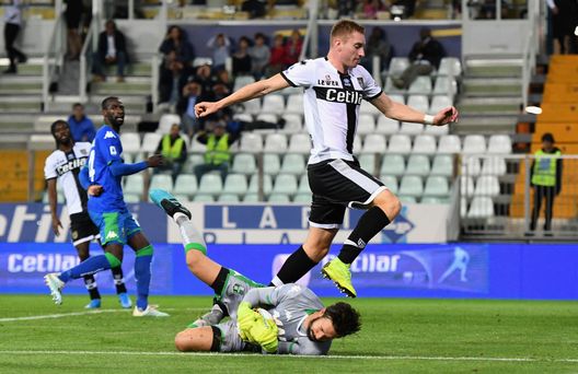  PARMA, ITALY - SEPTEMBER 25: Dejan Kulusevski of Parma Calcio competes for the ball with Andrea Consigli of US Sassuolo during the Serie A match between Parma Calcio and US Sassuolo at Stadio Ennio Tardini on September 25, 2019 in Parma, Italy. (Photo by Alessandro Sabattini/Getty Images) 