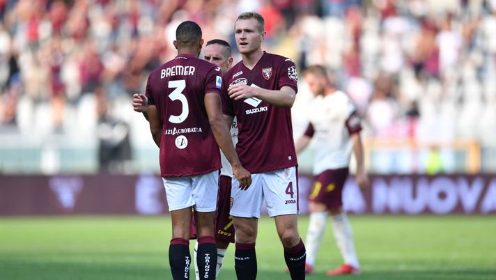 TURIN, ITALY - SEPTEMBER 12: Tommaso Pobega (R) of Torino FC celebrates victory with team mate Gleison Bremer at the end of the Serie A match between Torino FC and US Salernitana at Stadio Olimpico di Torino on September 12, 2021 in Turin, Italy. (Photo by Valerio Pennicino/Getty Images) Torino, dalla scelta in porta a Belotti: l’unico dubbio di formazione è in fascia - immagine 1