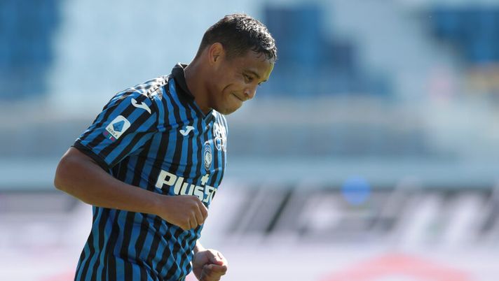 BERGAMO, ITALY - OCTOBER 04: Luis Muriel of Atalanta BC celebrates after scoring the opening goal during the Serie A match between Atalanta BC and Cagliari Calcio at Gewiss Stadium on October 4, 2020 in Bergamo, Italy. (Photo by Emilio Andreoli/Getty Images) Gennari (Tuttosport): “Se prendi Muriel dalla spiaggia e lo metti in campo, fa gol” - immagine 1