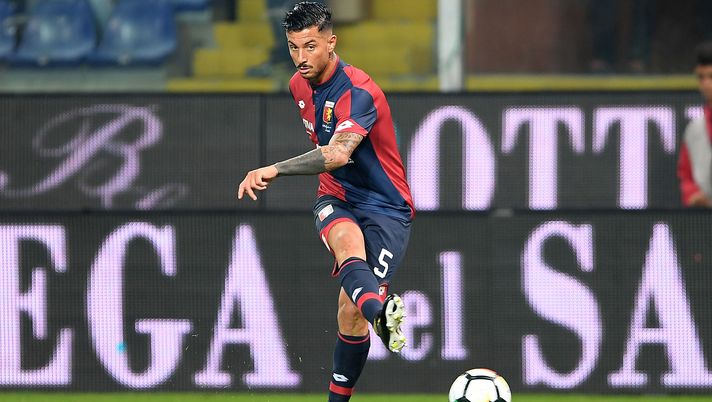 GENOA, ITALY - OCTOBER 25: Armando Izzo of Genoa CFC in action during the Serie A match between Genoa CFC and SSC Napoli at Stadio Luigi Ferraris on October 25, 2017 in Genoa, Italy.  (Photo by Francesco Pecoraro/Getty Images) 