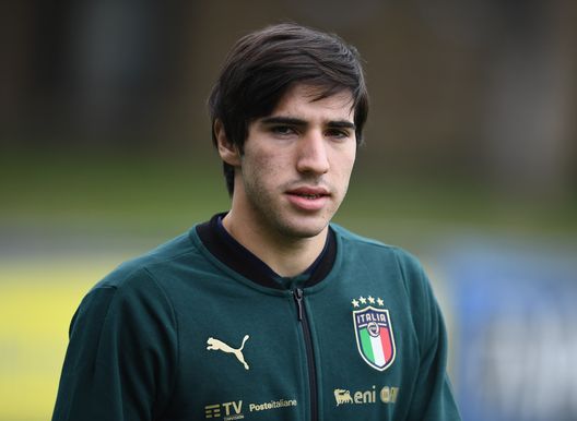 FLORENCE, ITALY - NOVEMBER 12: Sandro Tonali of Italy looks on during Italy training session at Centro Tecnico Federale di Coverciano on November 12, 2019 in Florence, Italy. (Photo by Claudio Villa/Getty Images) italia u21