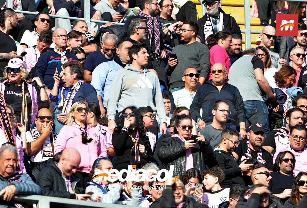 FOTOTIFO Palermo-Como 3-0, gli scatti ai tifosi al “Renzo Barbera” (GALLERY) - immagine 92