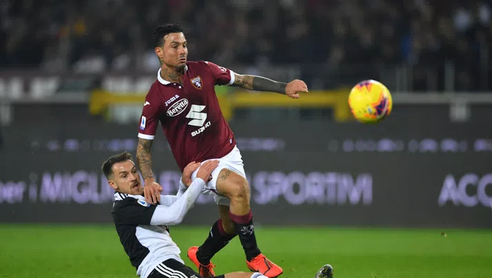 TURIN, ITALY - NOVEMBER 02:  Armando Izzo (R) of Torino FC is tackled by Aaron James Ramsey of Juventus during the Serie A match between Torino FC and Juventus at Stadio Olimpico di Torino on November 2, 2019 in Turin, Italy.  (Photo by Valerio Pennicino/Getty Images)