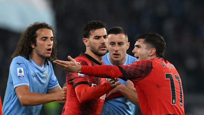ROME, ITALY - MARCH 01: Theo Hernandez and Christian Pulisic of AC Milan has a heated discussion with Matteo Guendouzi of SS Lazio during the Serie A TIM match between SS Lazio and AC Milan - Serie A TIM at Stadio Olimpico on March 01, 2024 in Rome, Italy. (Photo by Claudio Villa/AC Milan via Getty Images) Lazio-Milan, Pulisic preso di mira sui social con messaggi di morte: la ricostruzione - immagine 1
