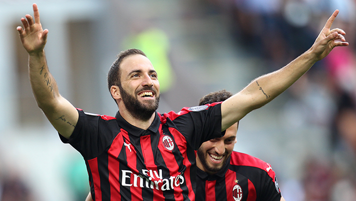 Gonzalo Higuain e Hakan Calhanoglu del Milan (credits: acmilan.com) 