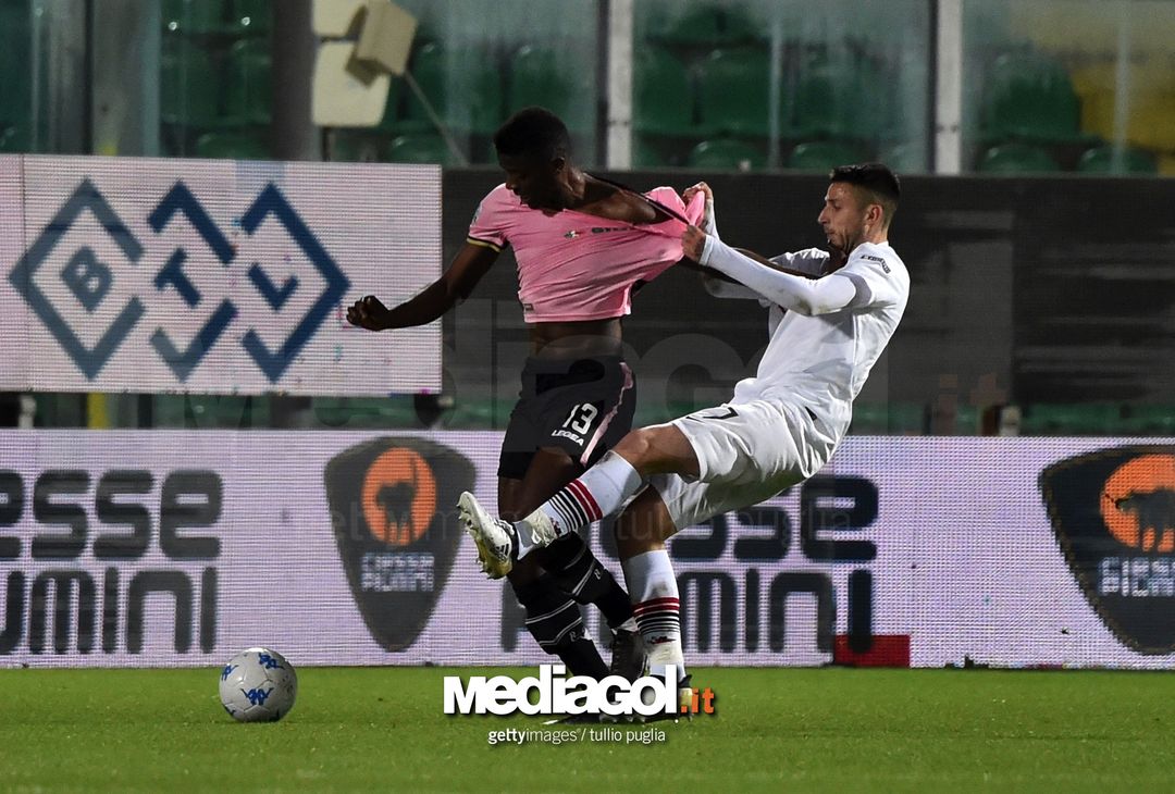  PALERMO, ITALY - FEBRUARY 12:  Eddy Gnahore' (L) of Palermo is challenged by Leandro Greco of Foggia during the Serie B match between US Citta di Palermo and Foggia on February 12, 2018 in Palermo, Italy.  (Photo by Tullio M. Puglia/Getty Images)  