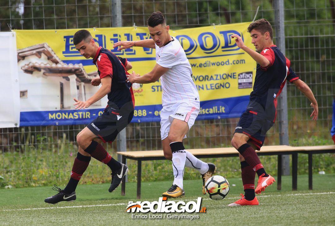 CAGLIARI, ITALY - MAY 05:  Ciro Sicuro of Palermo U19 fights for the ball during the Primavera 1 match between Cagliari Calcio U19 and US Citta di Palermo U19 at Stadio Renato Raccis on May 5, 20188.  (Photo by Enrico Locci/Getty Images) 