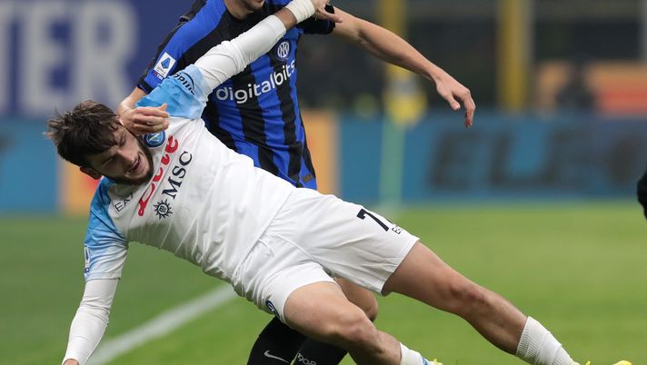 MILAN, ITALY - JANUARY 04: Matteo Darmian of FC Internazionale, in action, battles for possession with Khvicha Kvaratskhelia of SSC Napoli during the Serie A match between FC Internazionale and SSC Napoli at Stadio Giuseppe Meazza on January 04, 2023 in Milan, Italy. (Photo by Emilio Andreoli - Inter/Inter via Getty Images) kvaratskhelia