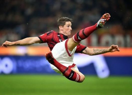 Fernando Torres tenta una rovesciata - fonte www.calciomania90.com Fernando Torres tenta una rovesciata - fonte www.calciomania90.com