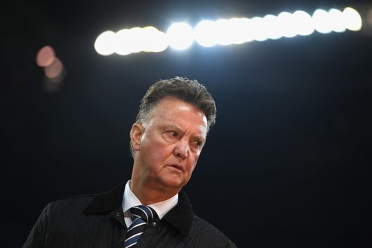MANCHESTER, ENGLAND - NOVEMBER 21: Louis van Gaal looks on prior to the UEFA Champions League group F match between Manchester City and Feyenoord at Etihad Stadium on November 21, 2017 in Manchester, United Kingdom. (Photo by Laurence Griffiths/Getty Images) Van Gaal provoca Xavi e Conte: “De Jong qui è nel ruolo giusto, non so perché Bergwijn giochi poco” - immagine 1