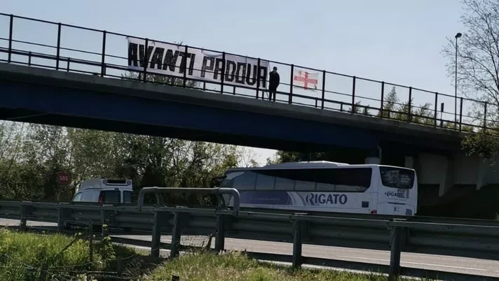 Tutta Padova è con la squadra: spunta uno striscione sul cavalcavia dell&#8217;autostrada
