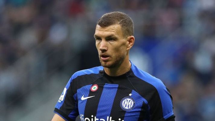 MILAN, ITALY - OCTOBER 01: Edin Dzeko of FC Internazionale looks on during the Serie A match between FC Internazionale and AS Roma at Stadio Giuseppe Meazza on October 01, 2022 in Milan, Italy. (Photo by Marco Luzzani/Getty Images) Gazzetta: “Dzeko tira la carretta dell’Inter, in amichevole col Sassuolo ha ribadito che…” - immagine 1
