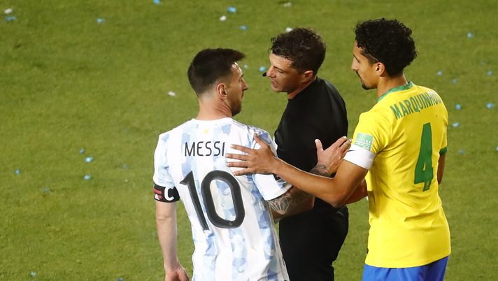 SAN JUAN, ARGENTINA - NOVEMBER 16: Lionel Messi of Argentina hugs Marquinhos of Brazil after a match between Argentina and Brazil as part of FIFA World Cup Qatar 2022 Qualifiers at San Juan del Bicentenario Stadium on November 16, 2021 in San Juan, Argentina. (Photo by Marcos Brindicci/Getty Images) SAN JUAN, ARGENTINA - NOVEMBER 16: Lionel Messi of Argentina hugs Marquinhos of Brazil after a match between Argentina and Brazil as part of FIFA World Cup Qatar 2022 Qualifiers at San Juan del Bicentenario Stadium on November 16, 2021 in San Juan, Argentina. (Photo by Marcos Brindicci/Getty Images)
