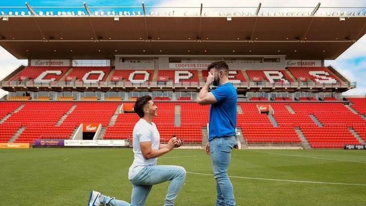 Josh Cavallo, proposta di matrimonio al compagno allo stadio: i suoi ringraziamenti Josh Cavallo, proposta di matrimonio al compagno allo stadio: i suoi ringraziamenti - immagine 1