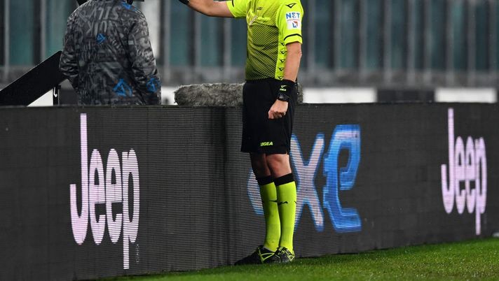 TURIN, ITALY - DECEMBER 05: Referee Daniele Orsato checks the pitchside monitor during a VAR review before disallowing the goal scored by Juan Cuadrado of Juventus F.C. (not in picture) for offside during the Serie A match between Juventus and Torino FC at Allianz Stadium on December 05, 2020 in Turin, Italy. Football Stadiums around Italy remain empty due to the Coronavirus Pandemic as Government social distancing laws prohibit fans inside venues resulting in fixtures being played behind closed doors. (Photo by Valerio Pennicino/Getty Images) TURIN, ITALY - DECEMBER 05: Referee Daniele Orsato checks the pitchside monitor during a VAR review before disallowing the goal scored by Juan Cuadrado of Juventus F.C. (not in picture) for offside during the Serie A match between Juventus and Torino FC at Allianz Stadium on December 05, 2020 in Turin, Italy. Football Stadiums around Italy remain empty due to the Coronavirus Pandemic as Government social distancing laws prohibit fans inside venues resulting in fixtures being played behind closed doors. (Photo by Valerio Pennicino/Getty Images)
