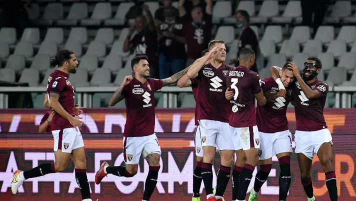 TURIN, ITALY - SEPTEMBER 23: Marko Pjaca of Torino FC celebrates an opening goal with his team mates during the Serie A match between Torino FC v SS Lazio at Stadio Olimpico di Torino on September 23, 2021 in Turin, Italy. (Photo by Marco Rosi - SS Lazio/Getty Images)