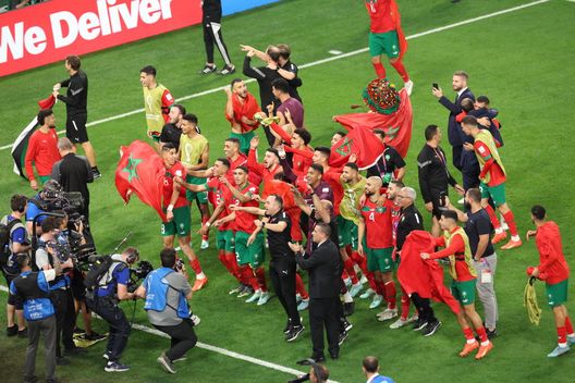 AL RAYYAN, QATAR - DECEMBER 06: Morocco players celebrate after their win in the penalty shoot out during the FIFA World Cup Qatar 2022 Round of 16 match between Morocco and Spain at Education City Stadium on December 06, 2022 in Al Rayyan, Qatar. (Photo by Alex Grimm/Getty Images) Marocco, la vendetta è servita: dopo la rabbia del 2018, la gioia in Qatar - immagine 1