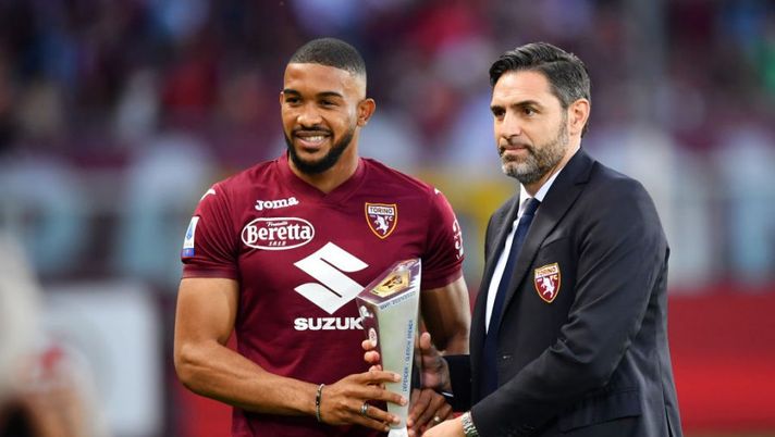 TURIN, ITALY - MAY 20: Gleison Bremer of Torino FC is handed the Serie A Most Valuable Defence Player 2021/2022 award from Davide Vagnati, Sporting Director of Torino FC prior to the Serie A match between Torino FC and AS Roma at Stadio Olimpico di Torino on May 20, 2022 in Turin, Italy. (Photo by Valerio Pennicino/Getty Images) Ds Torino: “Tutta la verità sulla lite con Juric: cosa succede ora, colpi pronti dal mercato” - immagine 1
