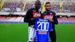 Koulibaly premiato ieri con una maglia celebrativa per le 200 in azzurro
