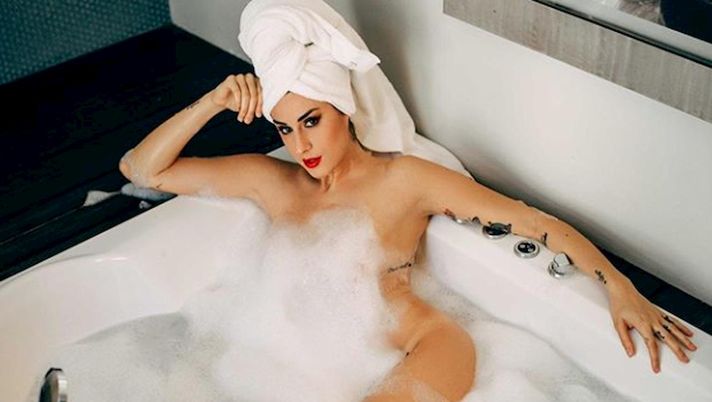 Valentina Vignali completamente nuda in vasca è bollente: “Prima faccio le fusa e poi…”  Valentina Vignali completamente nuda in vasca è bollente: “Prima faccio le fusa e poi…”