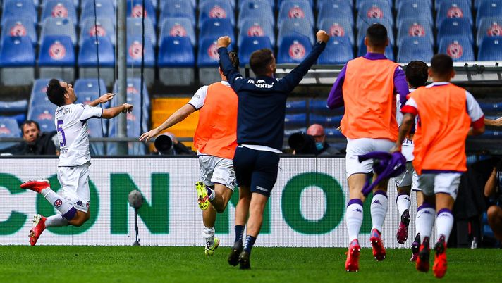 GENOA, ITALY - SEPTEMBER 18: Giacomo Bonaventura of Fiorentina (L) celebrates after scoring a goal during the Serie A match between Genoa CFC and AFC Fiorentina at Stadio Luigi Ferraris on September 18, 2021 in Genoa, Italy. (Photo by Getty Images) 