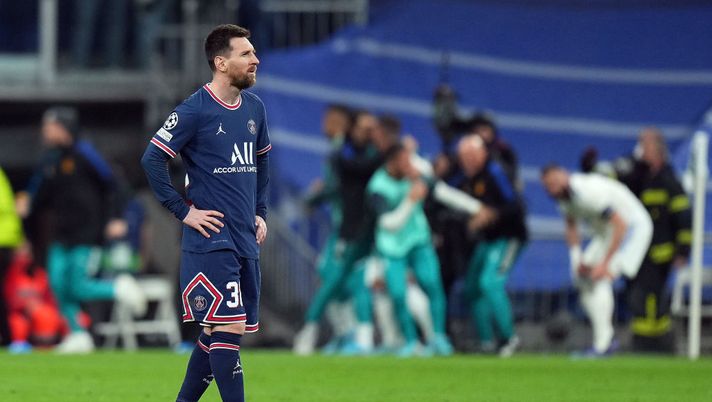 MADRID, SPAIN - MARCH 09: Lionel Messi of Paris Saint-Germain cuts a dejected figure as Karim Benzema of Real Madrid celebrates their sides third goal during the UEFA Champions League Round Of Sixteen Leg Two match between Real Madrid and Paris Saint-Germain at Estadio Santiago Bernabeu on March 09, 2022 in Madrid, Spain. (Photo by Angel Martinez/Getty Images) MADRID, SPAIN - MARCH 09: Lionel Messi of Paris Saint-Germain cuts a dejected figure as Karim Benzema of Real Madrid celebrates their sides third goal during the UEFA Champions League Round Of Sixteen Leg Two match between Real Madrid and Paris Saint-Germain at Estadio Santiago Bernabeu on March 09, 2022 in Madrid, Spain. (Photo by Angel Martinez/Getty Images)
