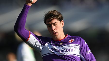 FLORENCE, ITALY - DECEMBER 19: Dusan Vlahovic of ACF Fiorentina gestures during the Serie A match between ACF Fiorentina and US Sassuolo at Stadio Artemio Franchi on December 19, 2021 in Florence, Italy. (Photo by Alessandro Sabattini/Getty Images) FLORENCE, ITALY - DECEMBER 19: Dusan Vlahovic of ACF Fiorentina gestures during the Serie A match between ACF Fiorentina and US Sassuolo at Stadio Artemio Franchi on December 19, 2021 in Florence, Italy. (Photo by Alessandro Sabattini/Getty Images)