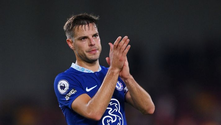 BRENTFORD, ENGLAND - OCTOBER 19: Cesar Azpilicueta of Chelsea applauds the fans after their sides draw during the Premier League match between Brentford FC and Chelsea FC at Brentford Community Stadium on October 19, 2022 in Brentford, England. (Photo by Justin Setterfield/Getty Images) INFO SOS – Azpilicueta ha l’accordo con l’Inter, contratto biennale! Ora il Chelsea… - immagine 1