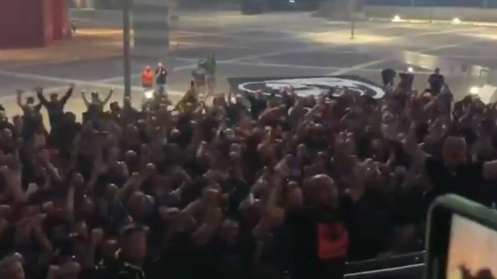 I tifosi del Milan festeggiano la qualificazione in Champions davanti Casa Milan I tifosi del Milan festeggiano la qualificazione in Champions davanti Casa Milan