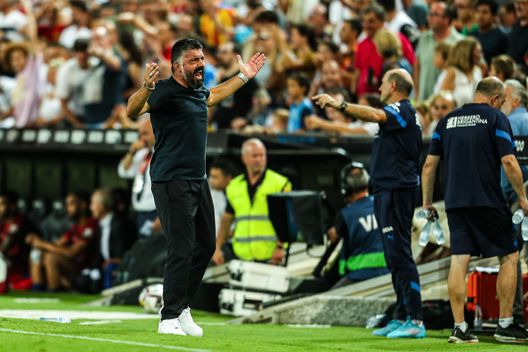 VALENCIA, SPAIN - AUGUST 29: Gennaro Gattuso head coach of Valencia gestures during the Santander League match between Valencia CF and Atletico de Madrid at the Mestalla Stadium on August 29, 2022, in Valencia, Spain. (Photo By Ivan Terron/Europa Press via Getty Images) Gattuso: “Non capisco perché a volte si va al VAR e altre no. Cavani ci aiuterà ma è fermo da tre mesi” - immagine 1
