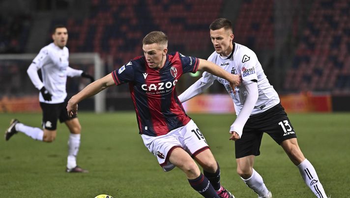 BOLOGNA, ITALY - JANUARY 27: Lewis Ferguson of Bologna FC battles for possession with Arkadiusz Reca of Spezia Calcio during the Serie A match between Bologna FC and Spezia Calcio at Stadio Renato Dall'Ara on January 27, 2023 in Bologna, Italy. (Photo by Alessandro Sabattini/Getty Images) Ferguson: “A Bologna per almeno due anni”- immagine 1