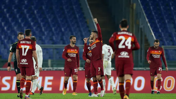 ROME, ITALY - DECEMBER 17: Lorenzo Pellegrini of Roma celebrates after scoring their sides third goal during the Serie A match between AS Roma and Torino FC at Stadio Olimpico on December 17, 2020 in Rome, Italy. The match will be played without fans, behind closed doors as a Covid-19 precaution.  (Photo by Paolo Bruno/Getty Images)