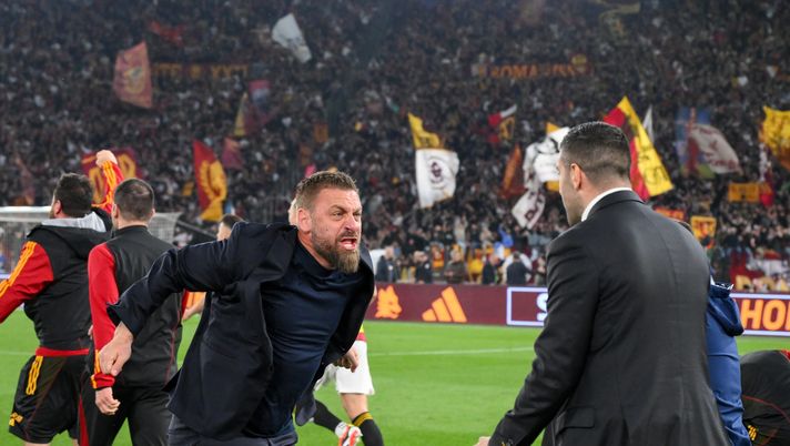 ROME, ITALY - APRIL 06: AS Roma coach Daniele De Rossi celebrates the victory after the Serie A TIM match between AS Roma and SS Lazio - Serie A TIM at Stadio Olimpico on April 06, 2024 in Rome, Italy. (Photo by Fabio Rossi/AS Roma via Getty Images) De Rossi-Roma: dopo il derby non ci sono ostacoli per il rinnovo - immagine 1