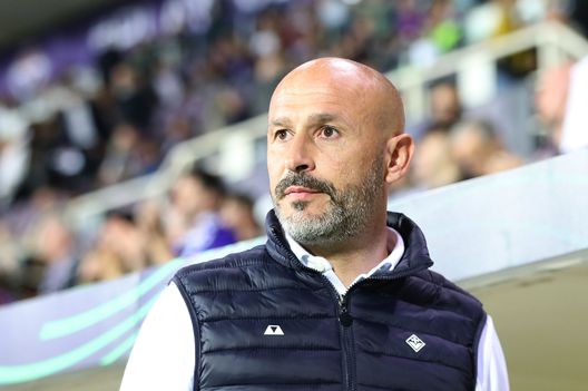 FLORENCE, ITALY - OCTOBER 27: Vincenzo Italiano manager of ACF Fiorentina looks on during the UEFA Europa Conference League group A match between ACF Fiorentina and Istanbul Basaksehir at Stadio Artemio Franchi on October 27, 2022 in Florence, Italy. (Photo by Gabriele Maltinti/Getty Images) L’evoluzione viola, punti e continuare a crescere: gli obiettivi di Italiano- immagine 2