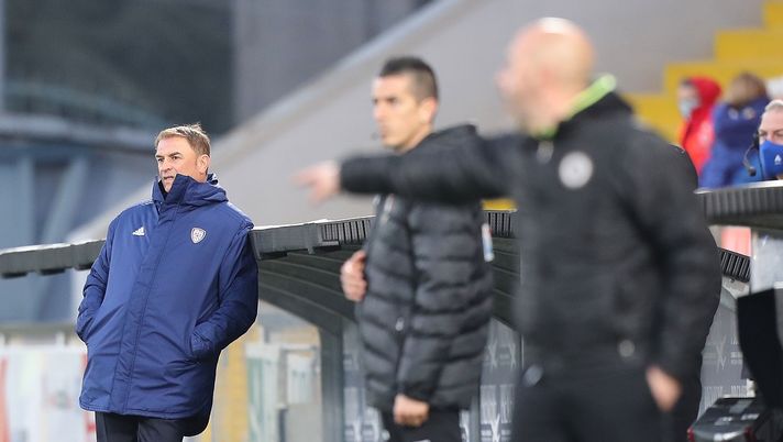 LA SPEZIA, ITALY - MARCH 20: Leonardo Semplici manager of Cagliari Calcio looks on during the Serie A match between Spezia Calcio and Cagliari Calcio at Stadio Alberto Picco on March 20, 2021 in La Spezia, Italy.  (Photo by Gabriele Maltinti/Getty Images) 
