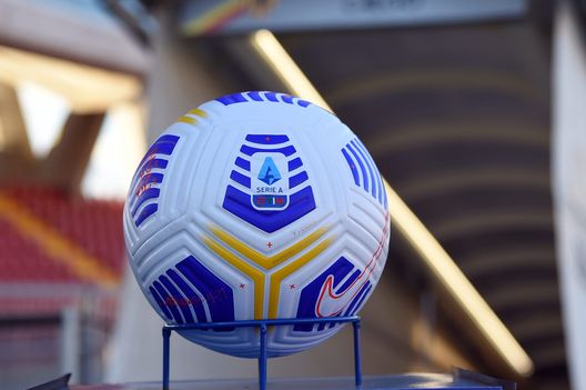 BENEVENTO, ITALY - MARCH 13: The Nike Serie A flight match ball is seen prior to the Serie A match between Benevento Calcio and ACF Fiorentina at Stadio Ciro Vigorito on March 13, 2021 in Benevento, Italy. Sporting stadiums around Italy remain under strict restrictions due to the Coronavirus Pandemic as Government social distancing laws prohibit fans inside venues resulting in games being played behind closed doors. (Photo by Francesco Pecoraro/Getty Images) BENEVENTO, ITALY - MARCH 13: The Nike Serie A flight match ball is seen prior to the Serie A match between Benevento Calcio and ACF Fiorentina at Stadio Ciro Vigorito on March 13, 2021 in Benevento, Italy. Sporting stadiums around Italy remain under strict restrictions due to the Coronavirus Pandemic as Government social distancing laws prohibit fans inside venues resulting in games being played behind closed doors. (Photo by Francesco Pecoraro/Getty Images)