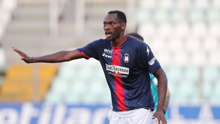 PARMA, ITALY - APRIL 24: Nwankwo Simy of FC Crotone gestures during the Serie A match between Parma Calcio and FC Crotone at Stadio Ennio Tardini on April 24, 2021 in Parma, Italy. Sporting stadiums around Italy remain under strict restrictions due to the Coronavirus Pandemic as Government social distancing laws prohibit fans inside venues resulting in games being played behind closed doors. (Photo by Gabriele Maltinti/Getty Images) Salernitana, domani le visite di Simy: Castori potrà averlo per la prima giornata - immagine 1