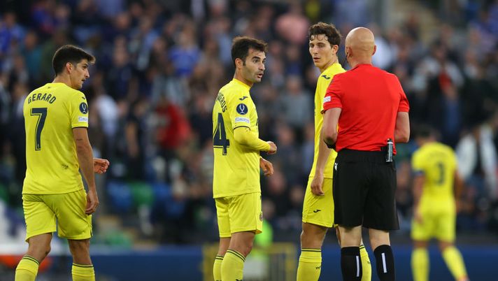 BELFAST, NORTHERN IRELAND - AUGUST 11: Manu Trigueros and Pau Francisco Torres of Villarreal talk to the match referee Sergei Karasev at the half-time whistle during the UEFA Super Cup 2021 match between Chelsea FC and Villarreal CF at the National Football Stadium at Windsor Park on August 11, 2021 in Belfast, Northern Ireland. (Photo by Catherine Ivill/Getty Images) BELFAST, NORTHERN IRELAND - AUGUST 11: Manu Trigueros and Pau Francisco Torres of Villarreal talk to the match referee Sergei Karasev at the half-time whistle during the UEFA Super Cup 2021 match between Chelsea FC and Villarreal CF at the National Football Stadium at Windsor Park on August 11, 2021 in Belfast, Northern Ireland. (Photo by Catherine Ivill/Getty Images)