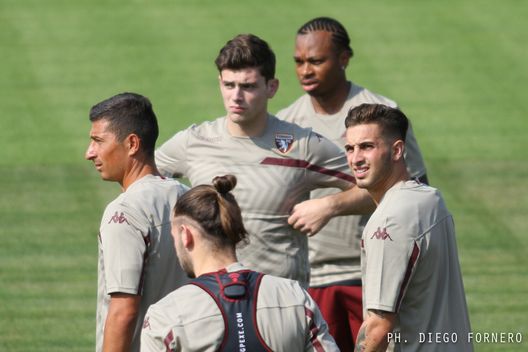  Lucas Boyé tra Obi, Parigini, Gaston Silva e Vives 