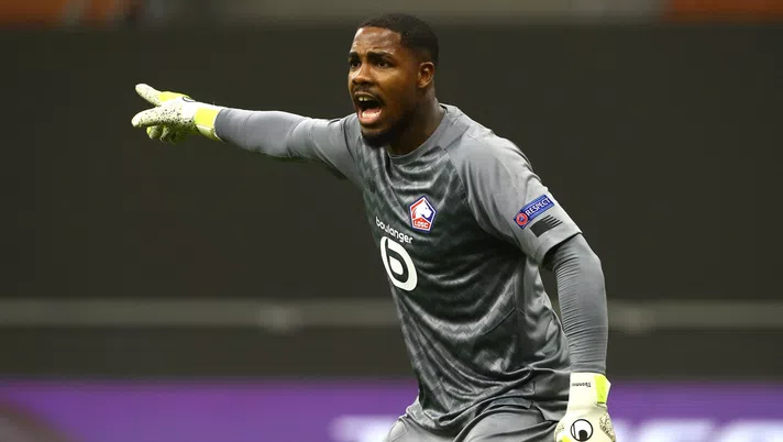 MILAN, ITALY - NOVEMBER 05:  Mike Maignan of LOSC Lille shouts to his team-mates during the UEFA Europa League Group H stage match between AC Milan and LOSC Lille at San Siro Stadium on November 5, 2020 in Milan, Italy.  (Photo by Marco Luzzani/Getty Images)
