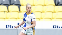 Calciatrice più affascinate prima del match usa crema per far brillare gambe